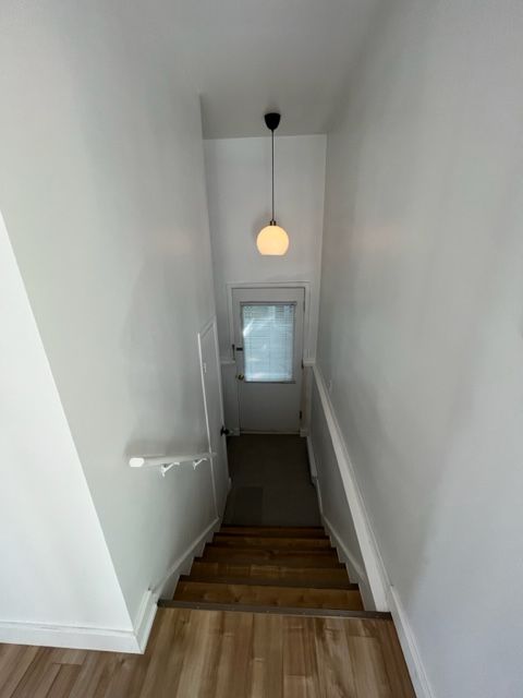 Un escalier menant à une porte dans une maison.