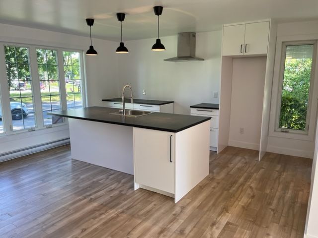 Une cuisine vide avec un grand îlot au milieu