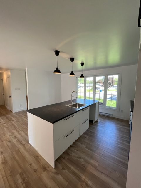 Une cuisine avec un grand îlot et un évier