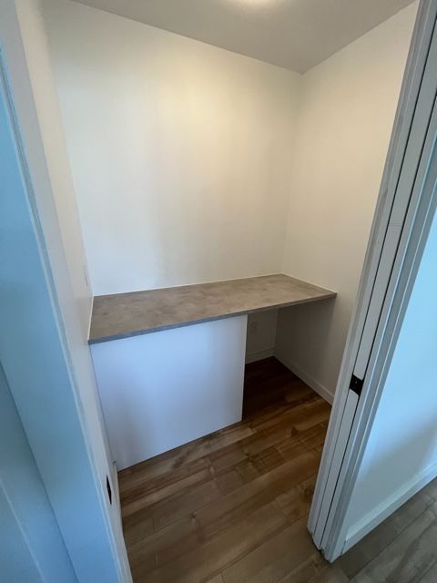 Il y a un bureau dans le coin de la pièce.