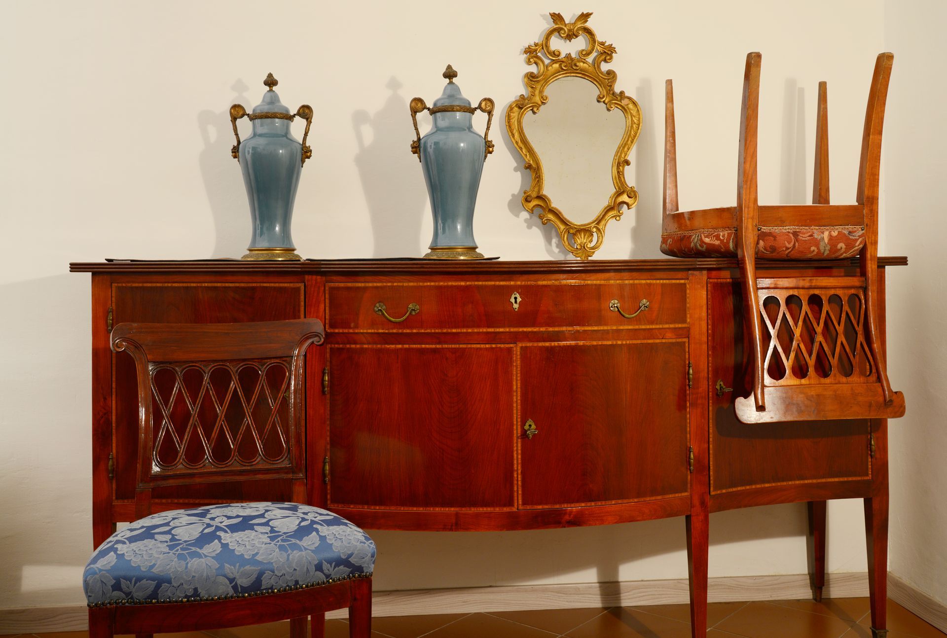 Une commode en bois avec deux vases et un miroir dessus