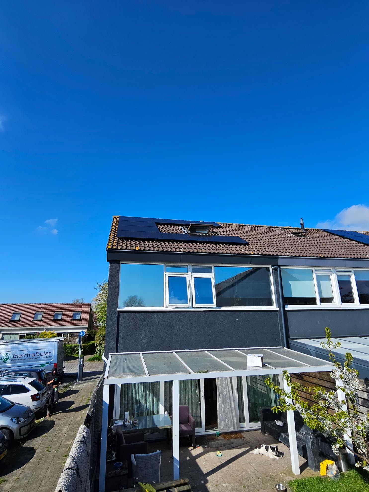 Een luchtfoto van een huis met zonnepanelen op het dak.