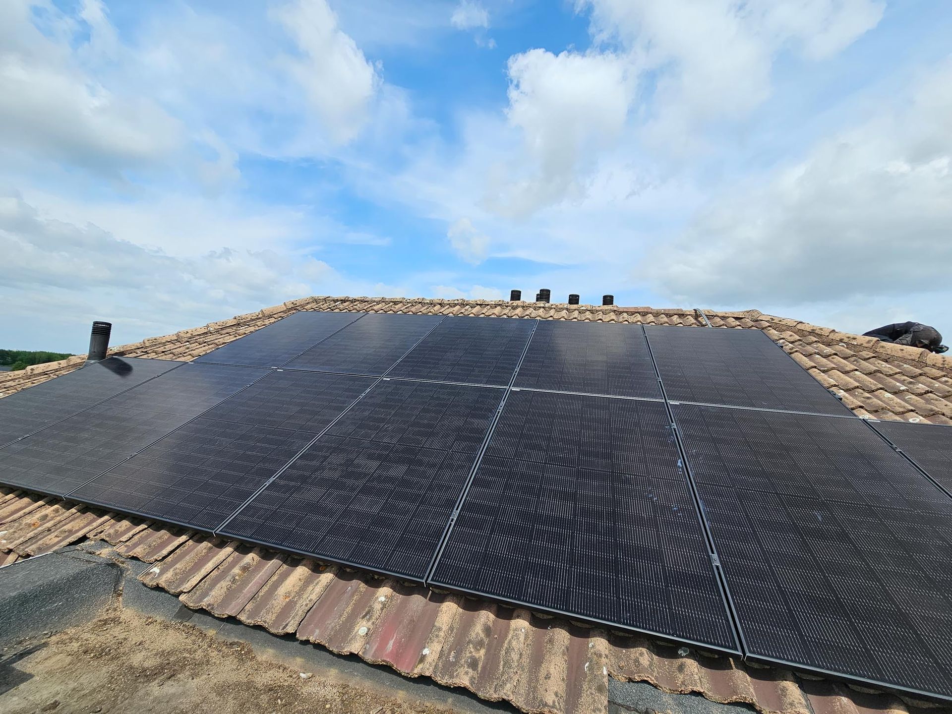 Er liggen veel zonnepanelen op het dak van een huis.