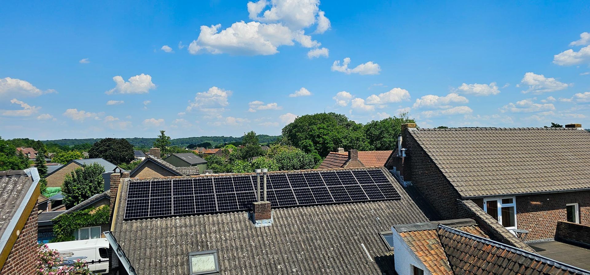 Een dak met veel zonnepanelen erop.