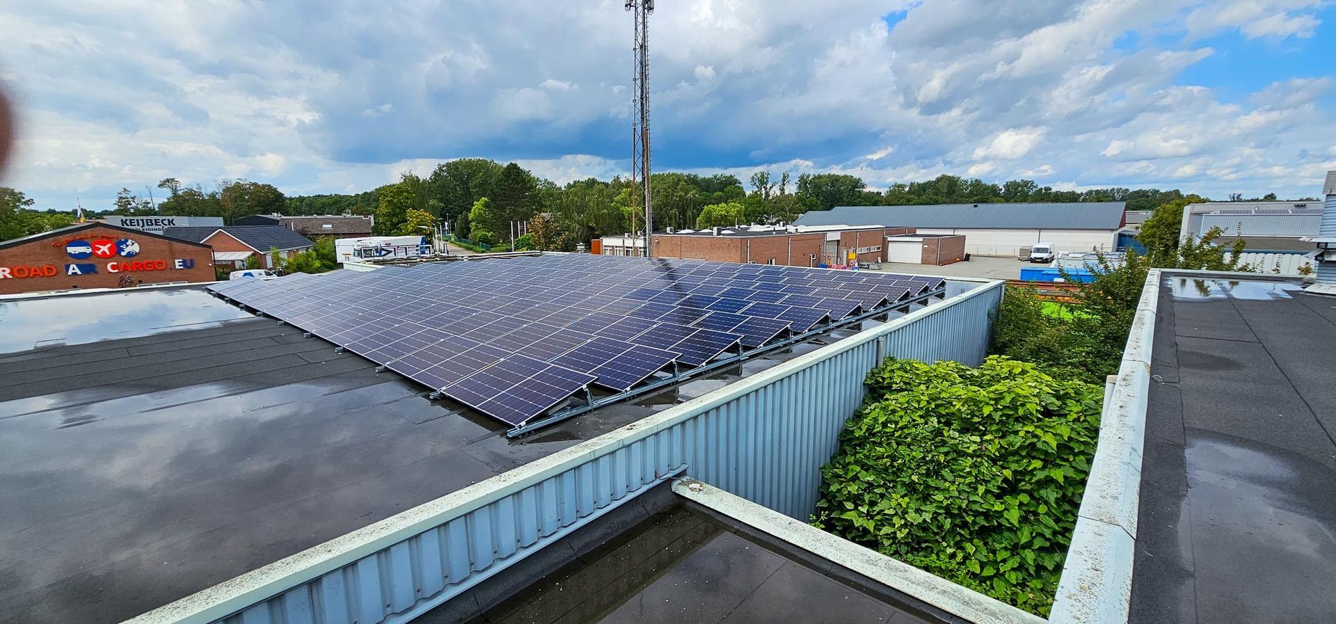 Een dak met veel zonnepanelen erop