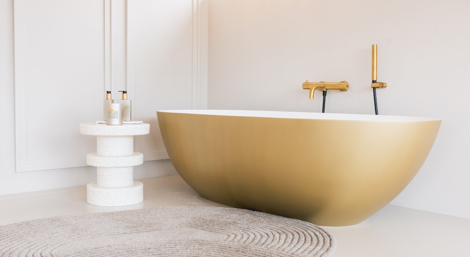 Baignoire ilot finition dorée en raccord avec la robinetterie