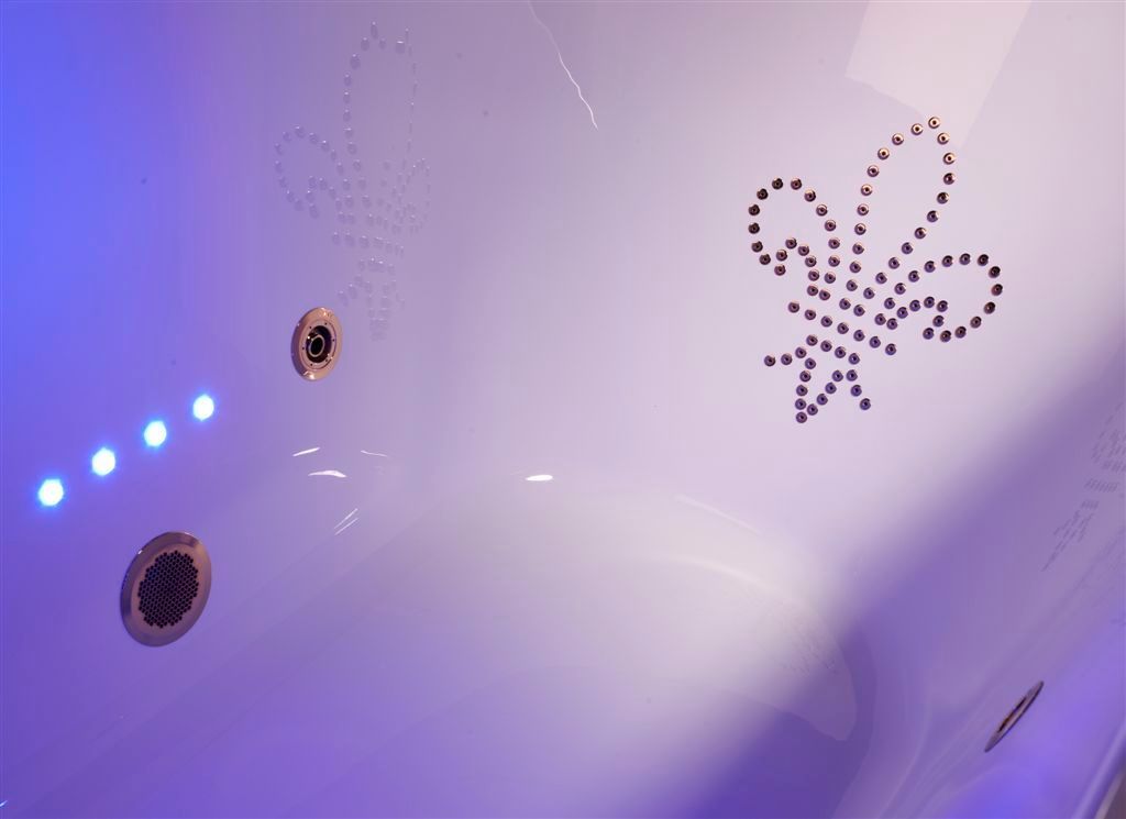 Interieur baignoire PAris avec fleur de lys