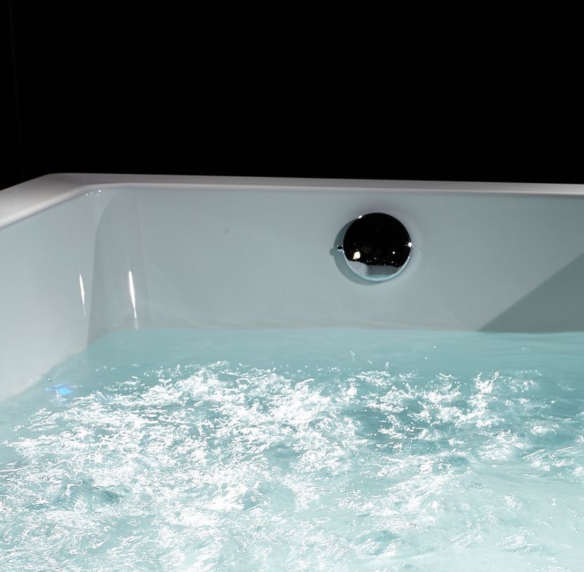 4 modèles de baignoires balnéo 170X75 avec des formes différentes