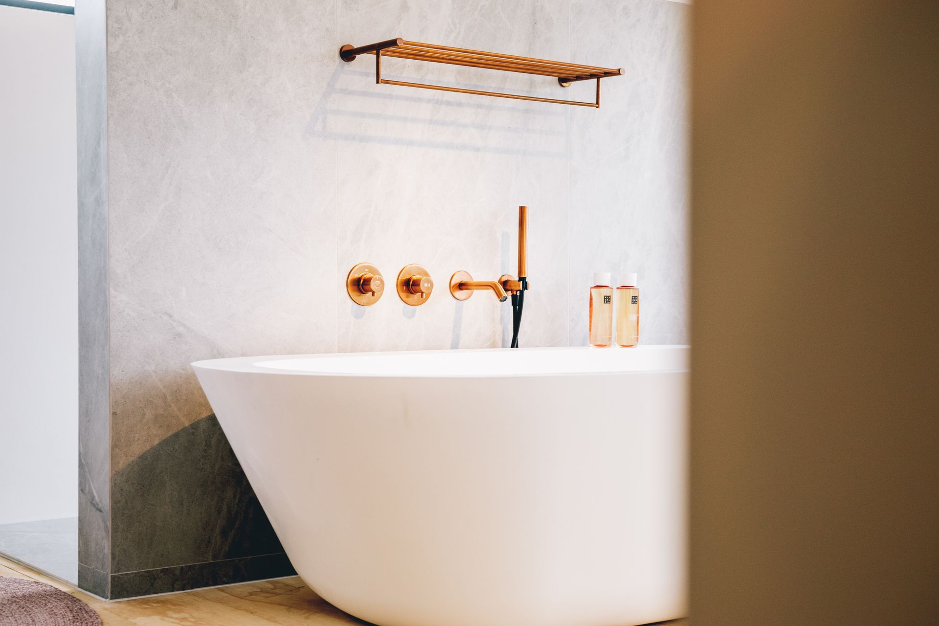 Ambiance baignoire îlot résine 2 places modèle  Amarante