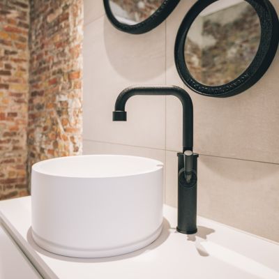 Collection Stone en résine minerale. Ensemble lavabo, baignoire robintterie et accessoires