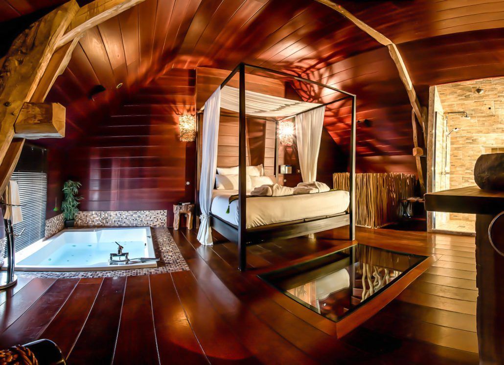 Baignoire Balnéo privative dans une chambre d'hôte à thème d'une boutique hotel le Clos des vignes