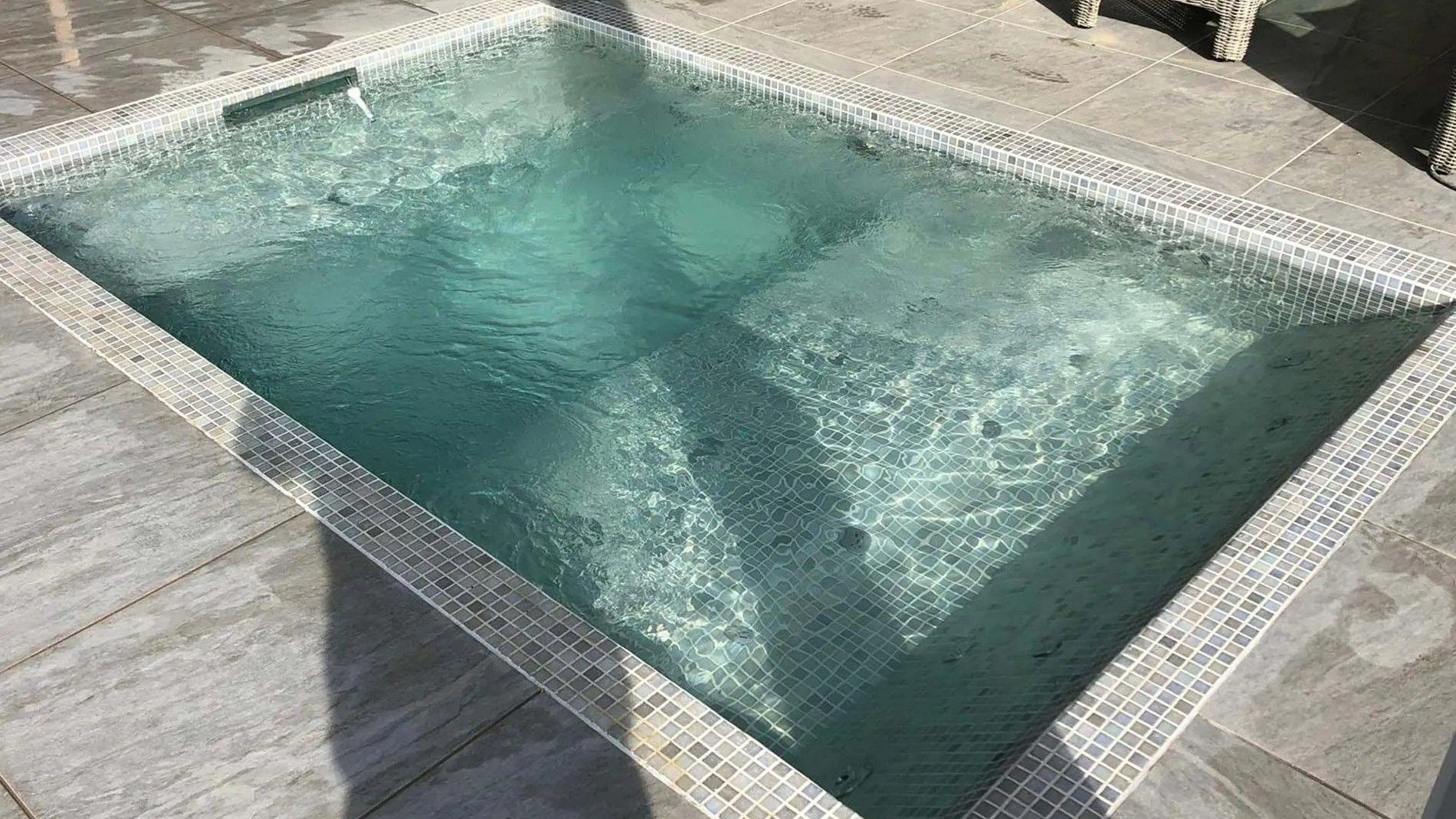 Piscine carrel&eacute;e sur mesure