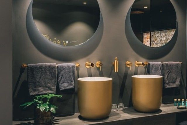 Double vasque BÔ a poser avec extérieur doré raccordé à la robintetterie