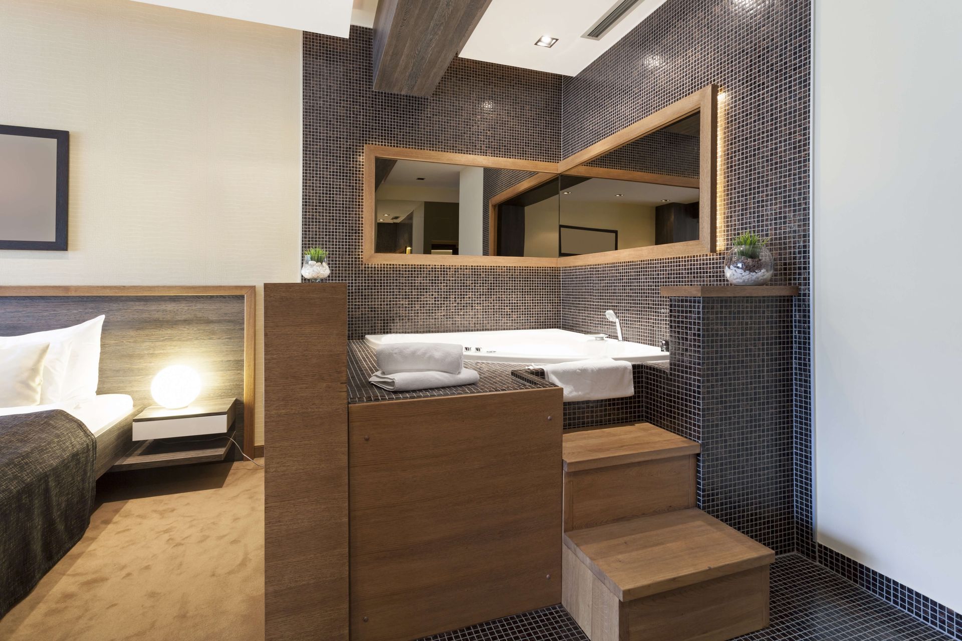 Baignoire Niagara sur podium posée dans un hoel comme dans une suite parentale