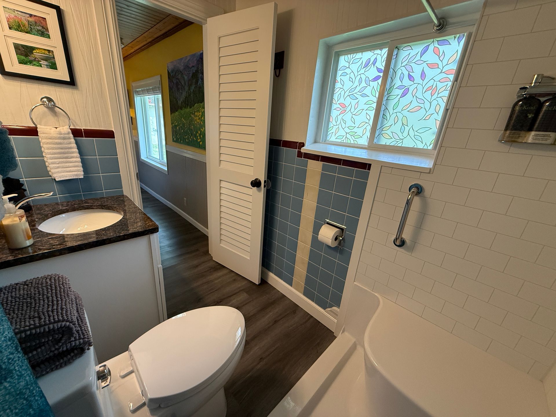 Bathroom of #2 Cookie's Kitchen Cottage