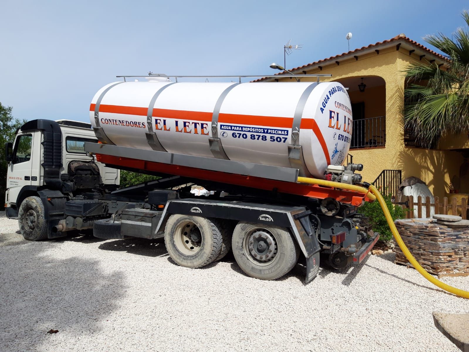 Transporte de cubas de agua para piscinas y depósitos