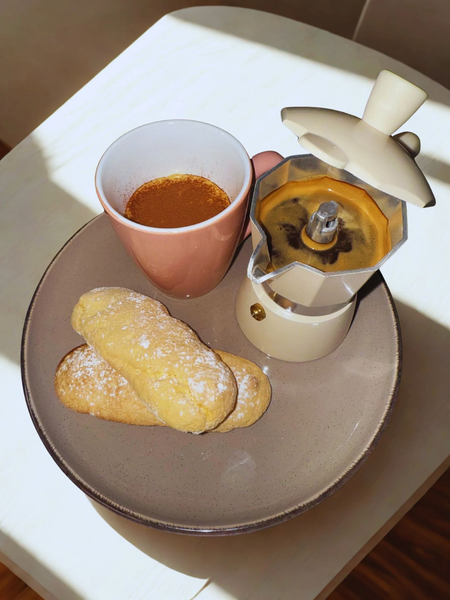 Piatto di maiale arrosto, con carne tagliata a fette, testa, cotenna e spicchi di limone, su un letto di radicchio rosso.