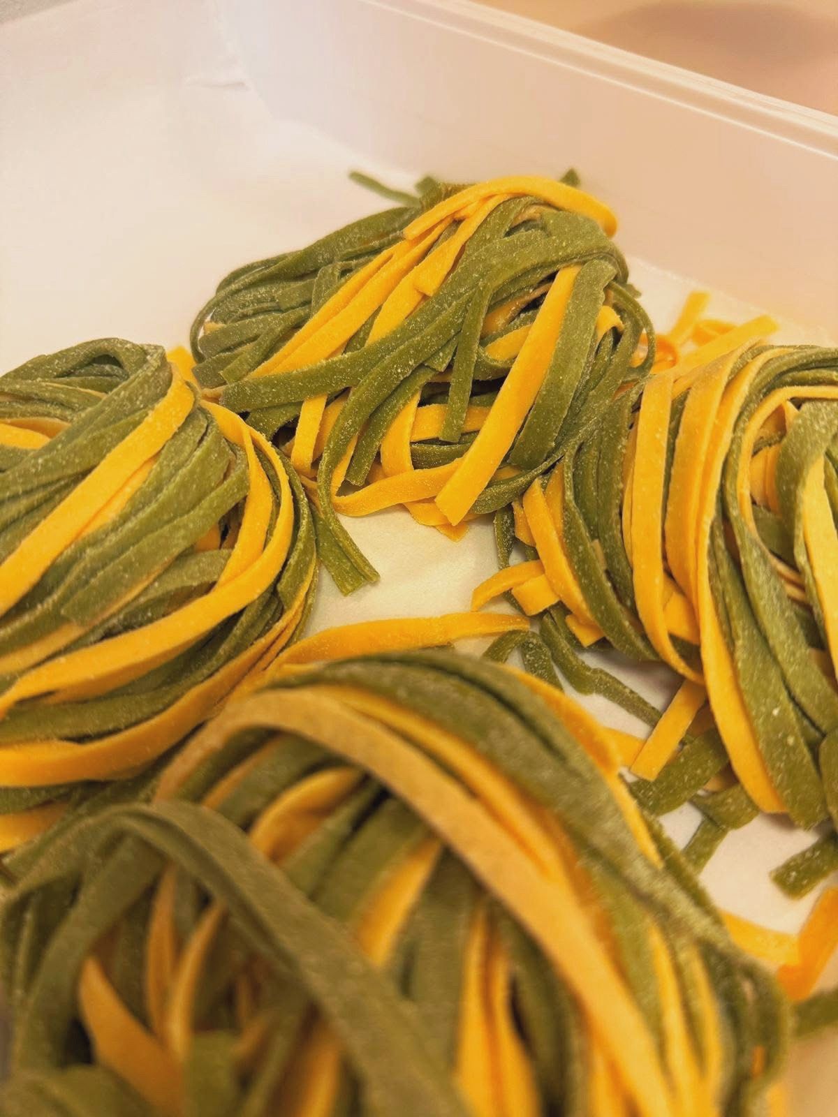 Passaggio coperto all'aperto di notte, con lanterne illuminate e un edificio in pietra scura.