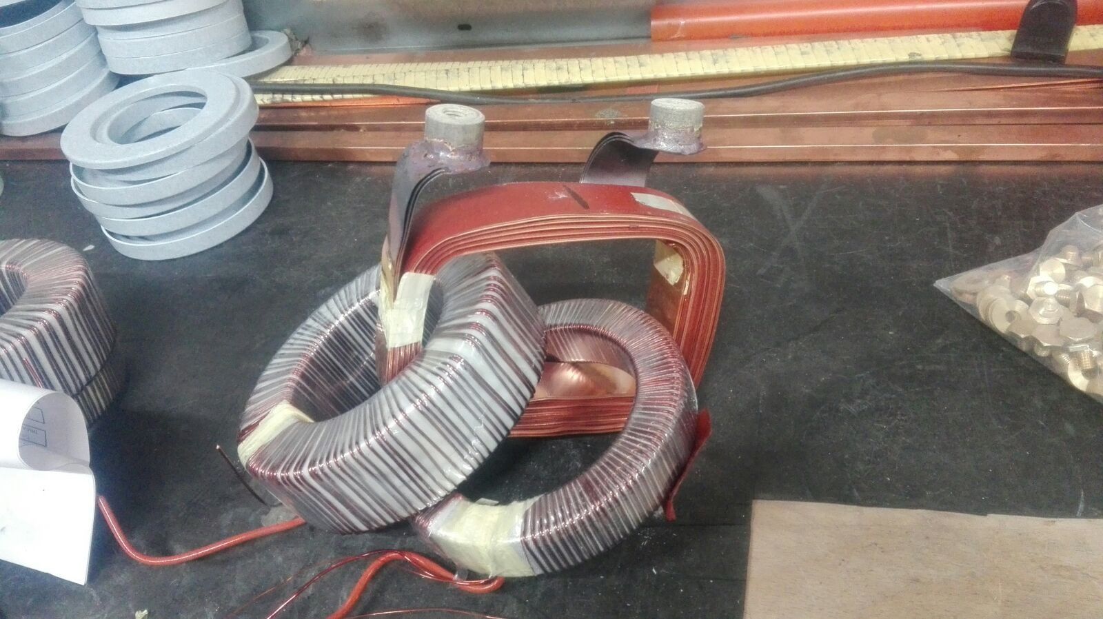 Assemblaggio di trasformatori toroidali in laboratorio