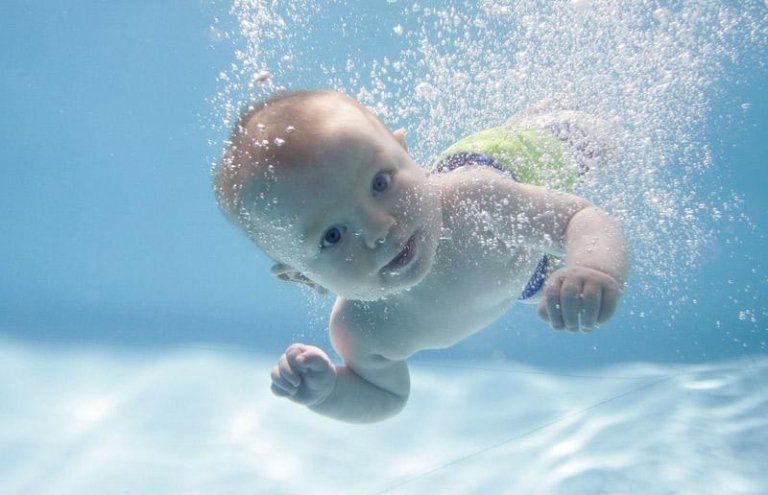 nuoto per neonati