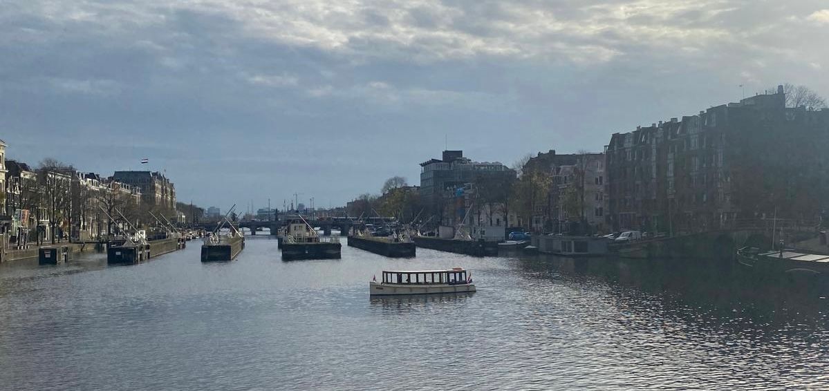 marriage Proposal on a private boat is one of the most romantic ways to propose in Amsterdam The Canals are the perfect setting: intimate, private, and just the two of you.