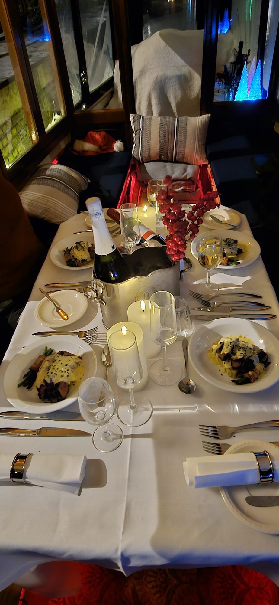 Privé salonboot met eten in de Amsterdamse Grachten
Wat is er romantischer en gezelliger dan te varen in je eigen privé salonboot waar aan boord een drie gangen diner wordt geserveerd? Een luxe rondvaart met eten door de mooie grachten van Amsterdam. Ideaal voor een romantische avond,  een verjaardag of een zakendiner.