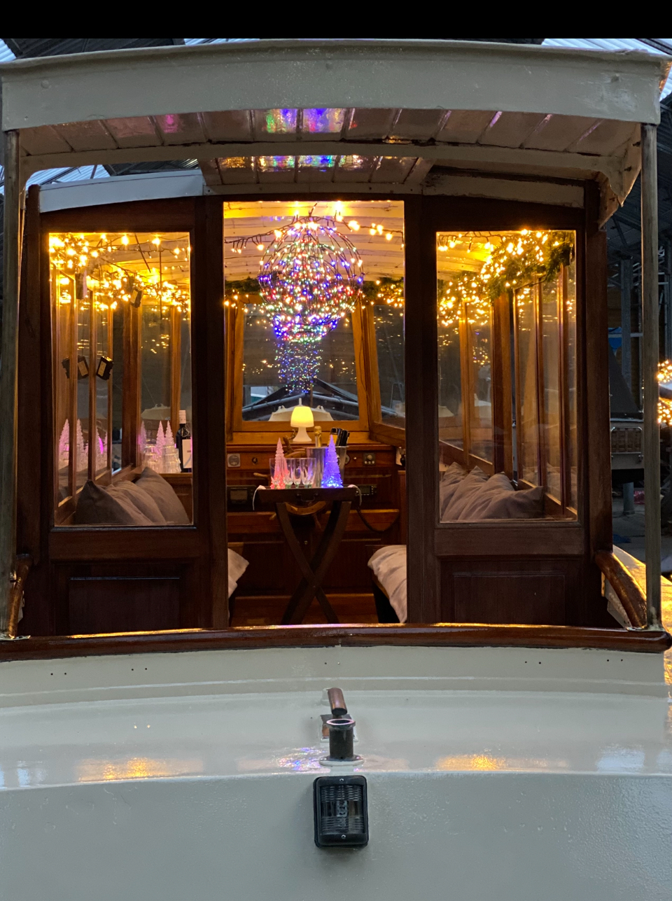Privé salonboot met eten in de Amsterdamse Grachten
Wat is er romantischer en gezelliger dan te varen in je eigen privé salonboot waar aan boord een drie gangen diner wordt geserveerd? Een luxe rondvaart met eten door de mooie grachten van Amsterdam. Ideaal voor een romantische avond,  een verjaardag of een stijlvol zakelij
