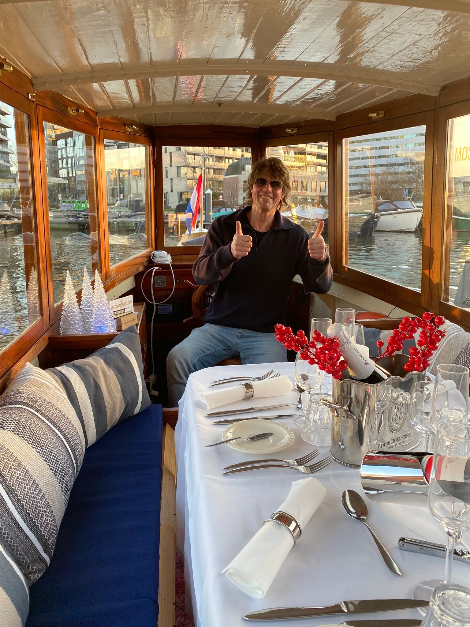 Privé salonboot met eten in de Amsterdamse Grachten
Wat is er romantischer en gezelliger dan te varen in je eigen prive salonboot waar aan boord een driegangen diner wordt geserveerd? Een luxe rondvaart met eten door de mooie grachten van Amsterdam. Ideaal voor een romantische avond,  een verjaardag of een zakendiner.