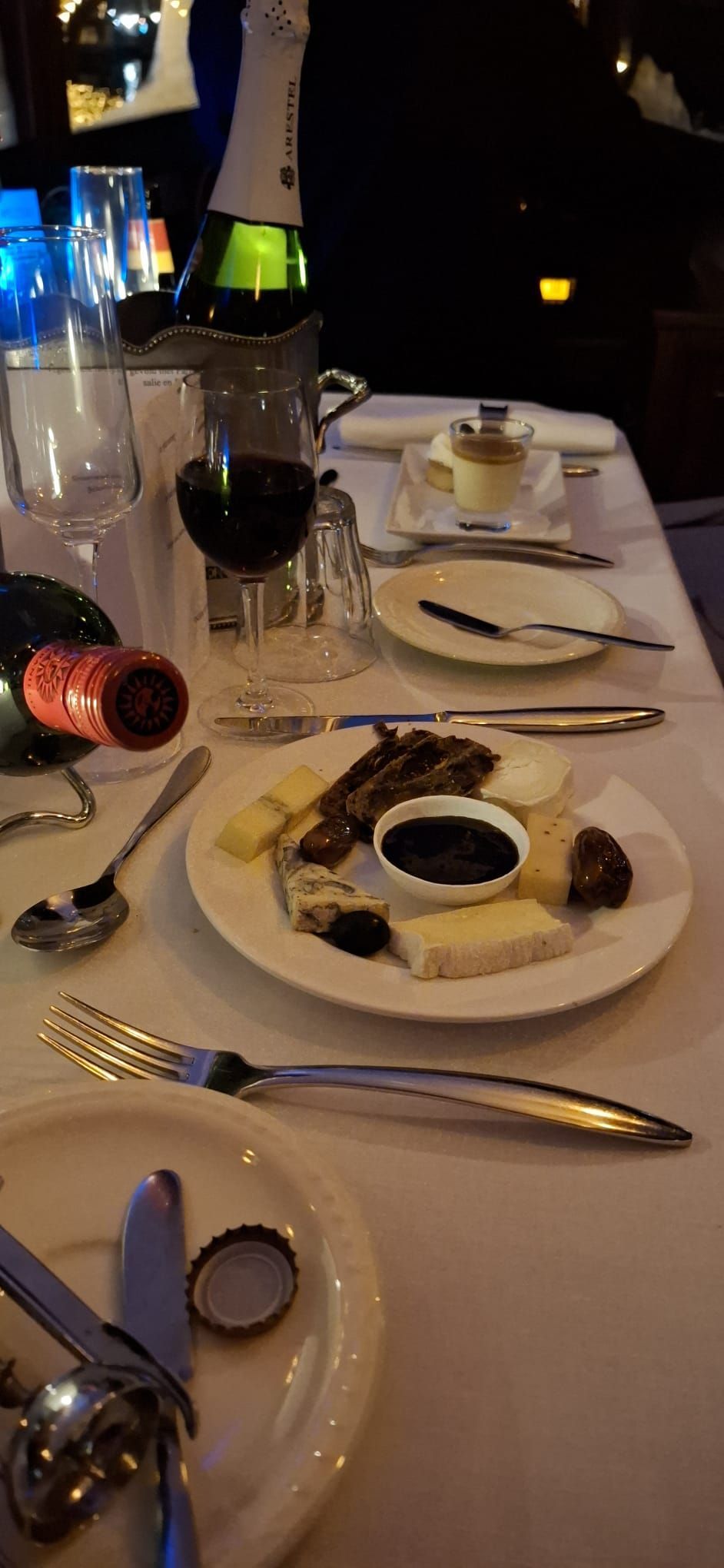 Privé salonboot met eten in de Amsterdamse Grachten
Wat is er romantischer en gezelliger dan te varen in je eigen prive salonboot waar aan boord een driegangen diner wordt geserveerd? Een luxe rondvaart met eten door de mooie grachten van Amsterdam. Ideaal voor een romantische avond,  een verjaardag of een zakendiner.