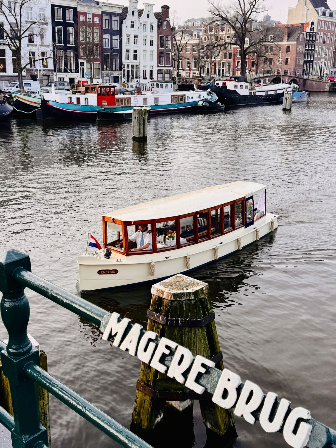 Private Historic Boat Tour
Discover the rich history of Amsterdam during an exclusive boat tour with specialized guide through the canals, aboard a classic salon boat. A guide will tell you captivating stories about Amsterdam, from the grandeur of the Golden Age to life along the canals today.