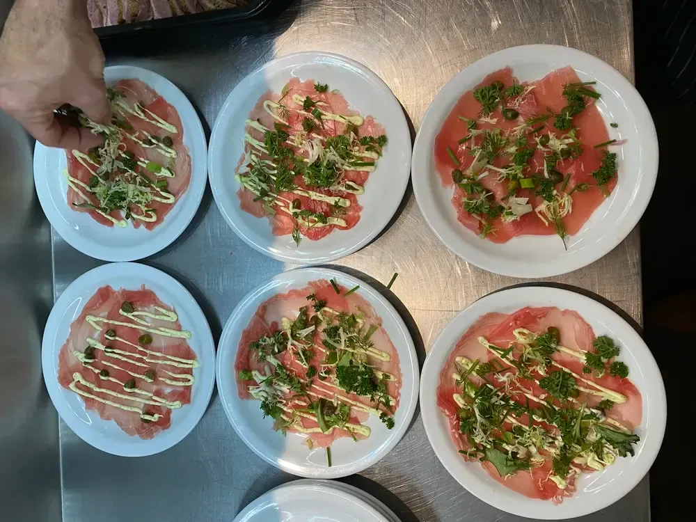 Lunch op een klassieke salonboot