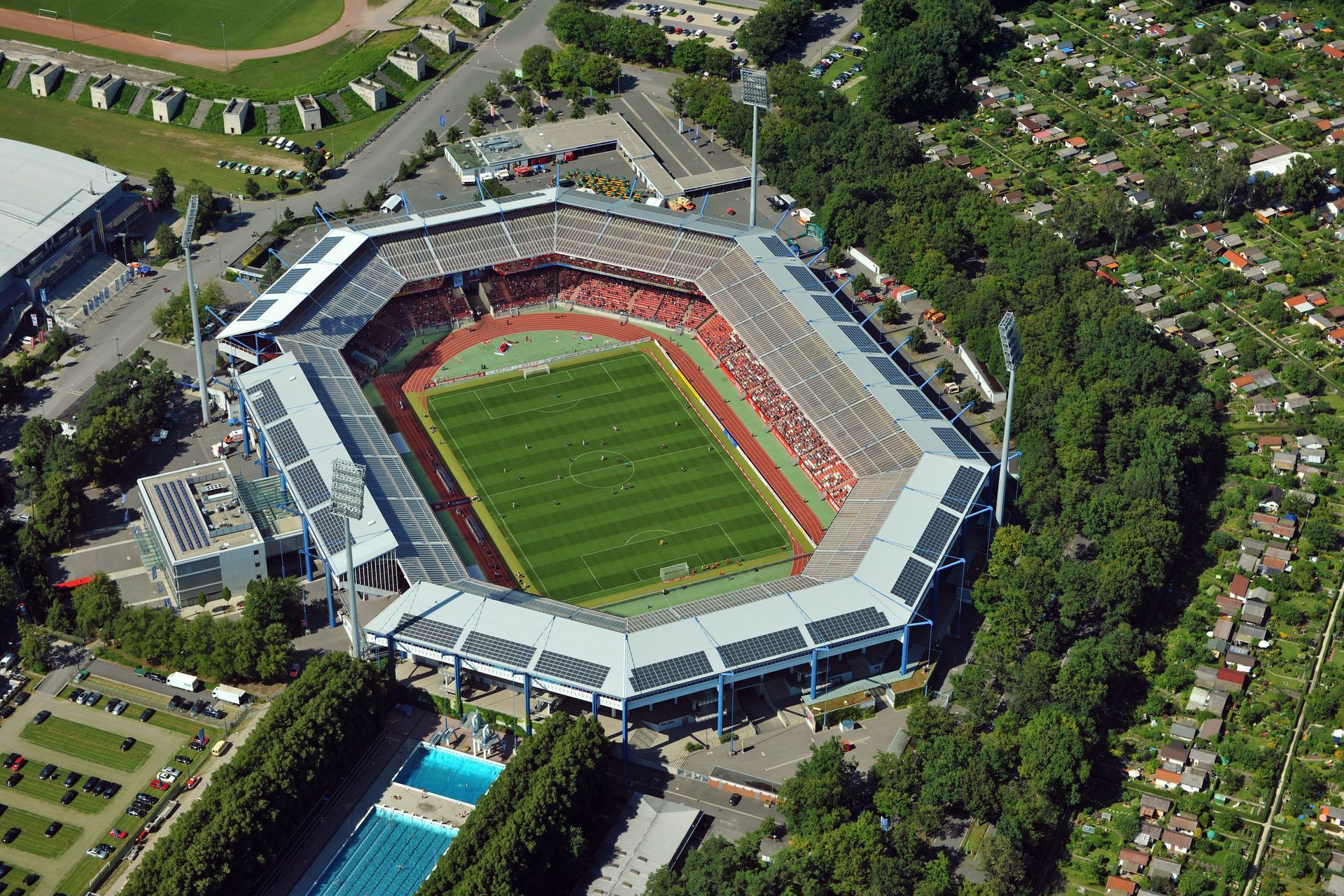 Dachanlage Fußballstadion des 1. FCN,
Nürnberg, Bayern, 460,78 kWp, Referenz, s&z Energiesysteme, Solaranlagenanbieter, GEIG