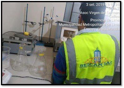 Un hombre con un chaleco amarillo está trabajando en un laboratorio.