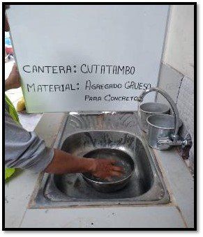 Una persona está lavando un recipiente en un fregadero.