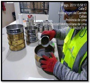 Una persona está vertiendo algo en un tamiz en un laboratorio.