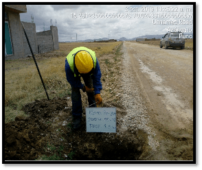 Un hombre que lleva un casco está cavando en la tierra.