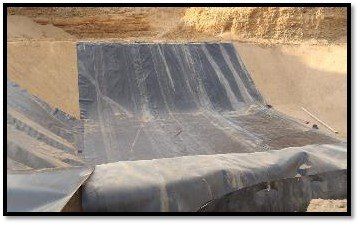 Una gran lona negra cubre un gran cuerpo de agua.