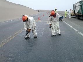 Un grupo de trabajadores de la construcción está trabajando en una carretera.