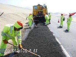 Un grupo de trabajadores de la construcción está trabajando en una carretera.