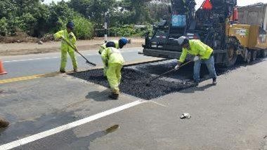 Un grupo de trabajadores de la construcción está trabajando en una carretera.