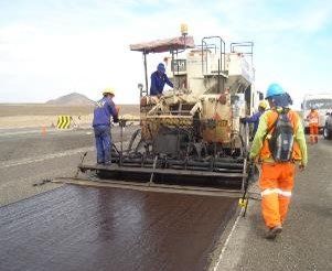 Un grupo de trabajadores de la construcción está trabajando en una carretera.