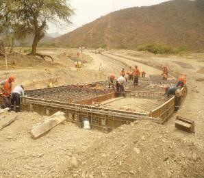 Un grupo de trabajadores de la construcción está trabajando en un sitio de construcción.