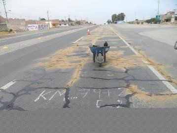 Una carretilla está parada al costado de una carretera.