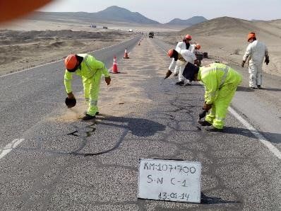 Un grupo de trabajadores de la construcción está trabajando en una carretera