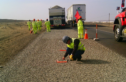 Un grupo de trabajadores de la construcción está trabajando en un camino de grava.