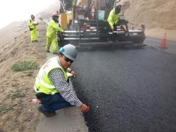 Un grupo de trabajadores de la construcción está trabajando en una carretera.