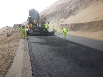 Un grupo de personas está trabajando en una carretera.