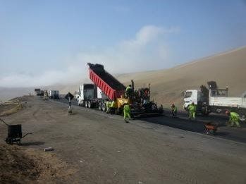 Un grupo de trabajadores de la construcción está trabajando en una carretera.