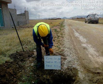 Un hombre que lleva un casco está cavando en la tierra.
