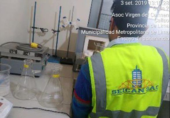 Un hombre que lleva un chaleco amarillo que dice seican.